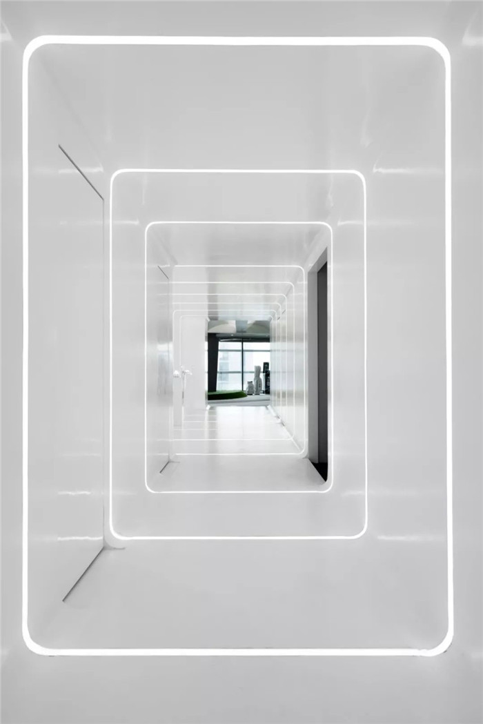 大开间的办公室装修灯光设计