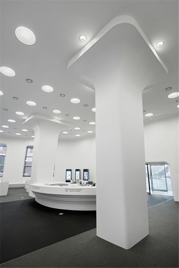 办公室里突兀的大柱子如何装饰设计